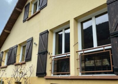 Façade de maison rénovée avec fenêtres et volets neufs par JB Habitat & Domotique en Savoie