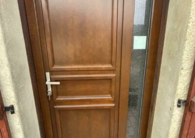 Porte d'entrée en bois posée par JB Habitat & Domotique, menuisier en Savoie