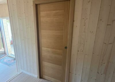 Porte intérieure en chêne posée par JB Habitat & Domotique en Savoie